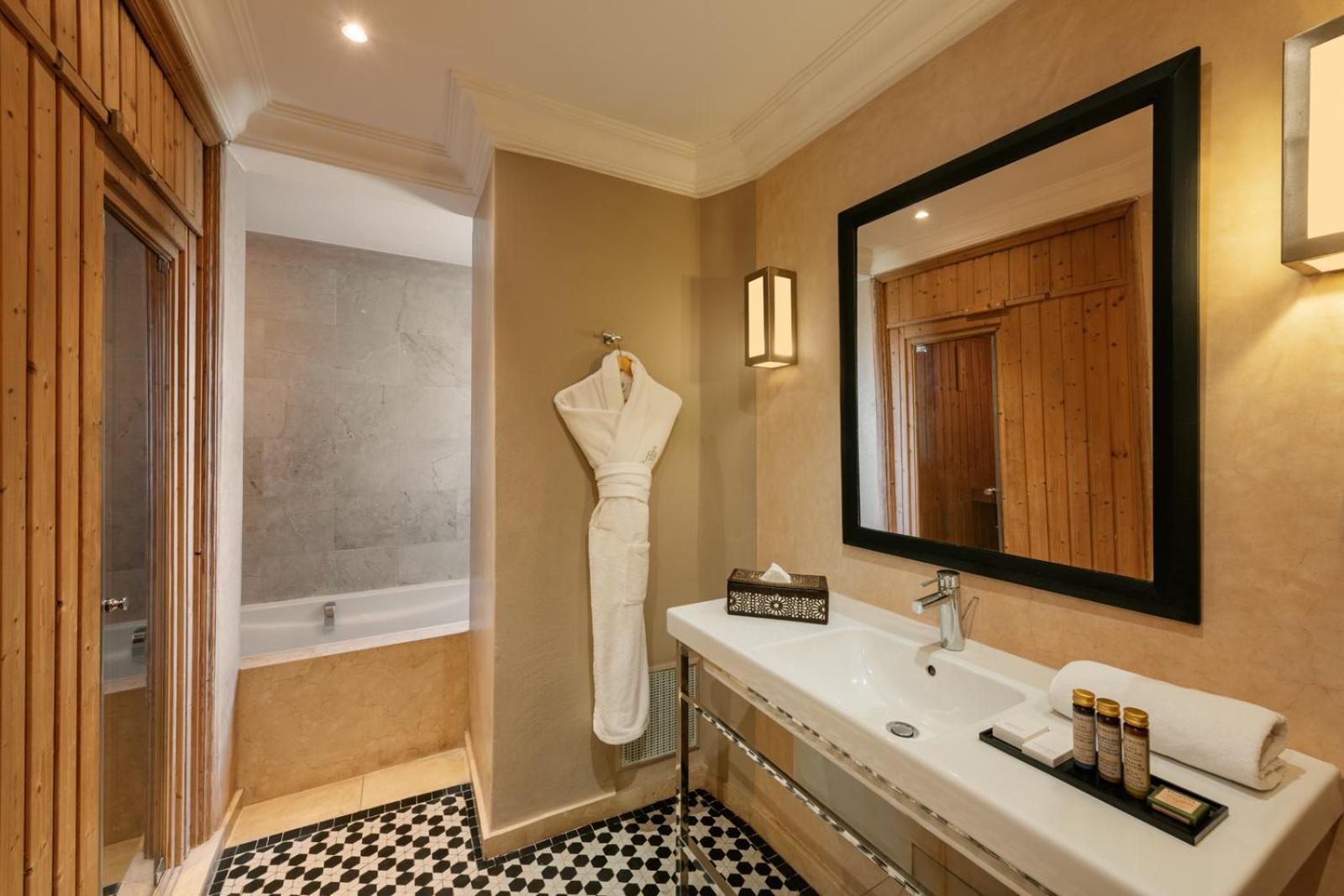Hivernage Hotel & Spa Marrakesh Exterior foto A bathroom at the hotel